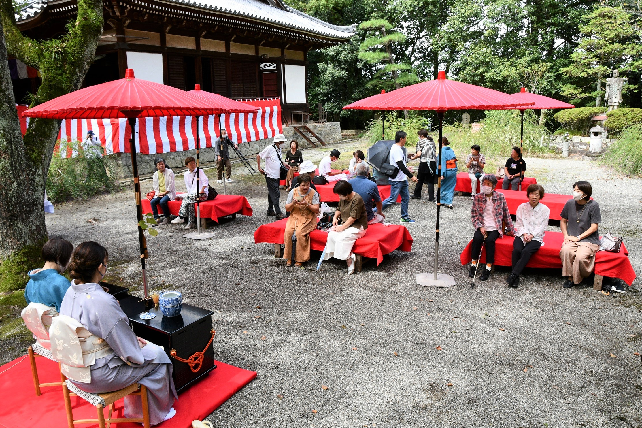萩原寺の野点茶会の様子