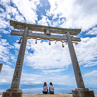 天空の鳥居の画像