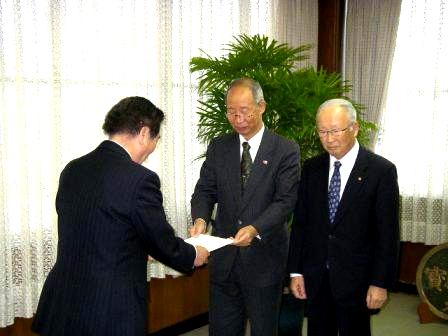 提言書を受け取る白川市長