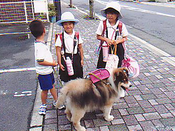 近所の子どもたちと一緒に