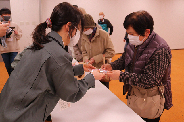 マンホールおまもり配布