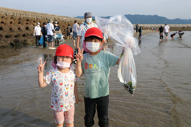 捕れた魚を持った兄弟