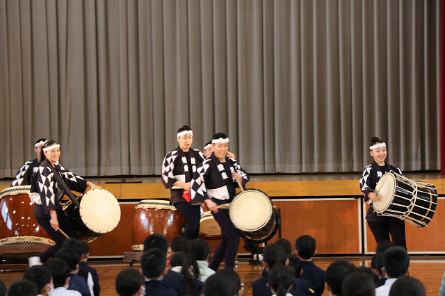 鼓童のメンバーが演奏している様子