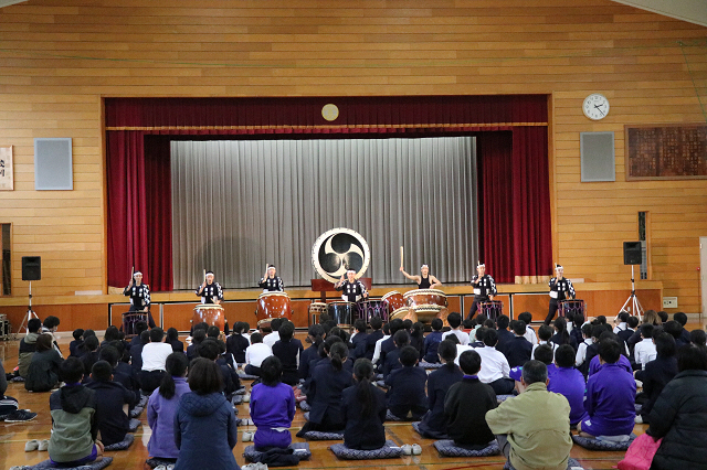 鼓童のメンバーが演奏している様子