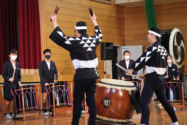 小学生が太鼓を体験している様子