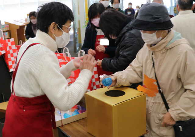 くじ引きを引いている様子