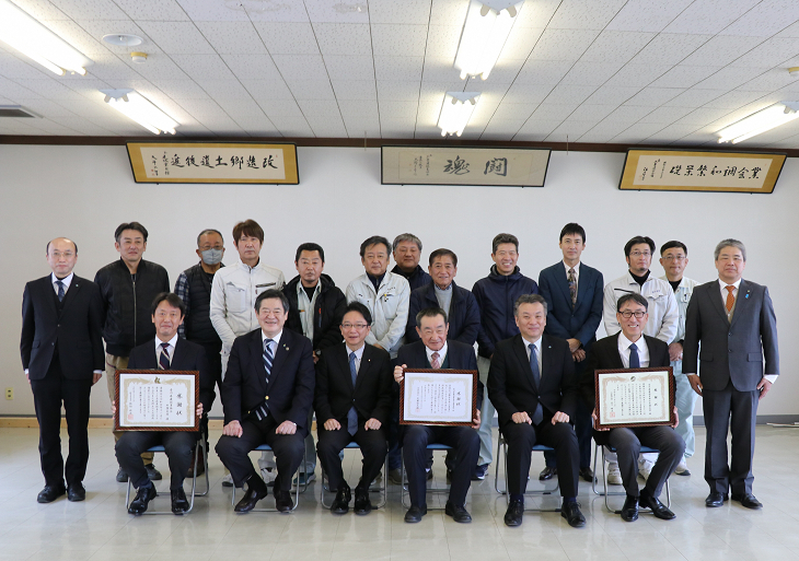 香川県建設業協会西讃支部へ感謝状を贈呈