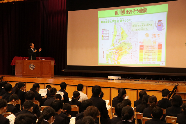 浜田前知事が観音寺小学校で講演会