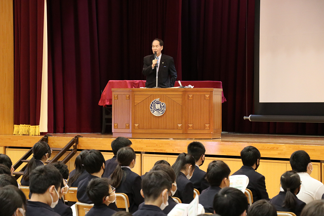 浜田前知事が観音寺小学校で先輩講演会