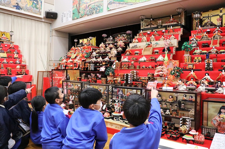 ひな飾りを眺めている粟井小学校の生徒