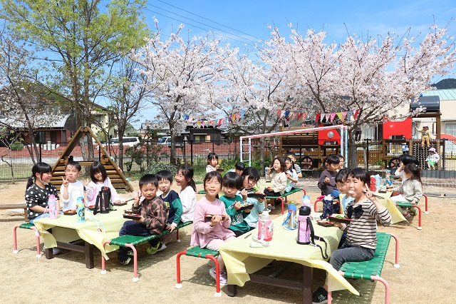 高室保育園の園庭でお花見