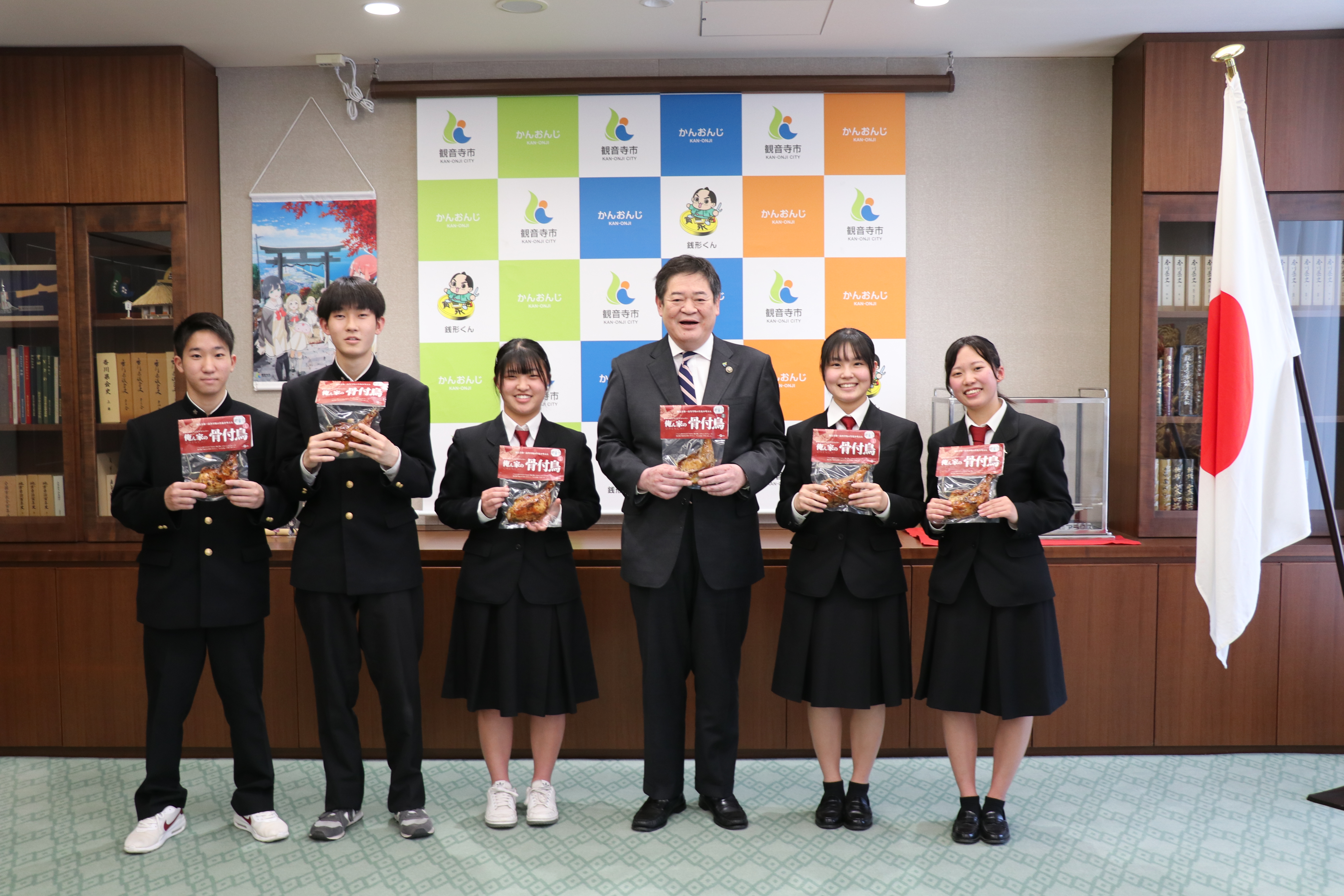 観音寺第一高等学校の生徒5人と市長の写真