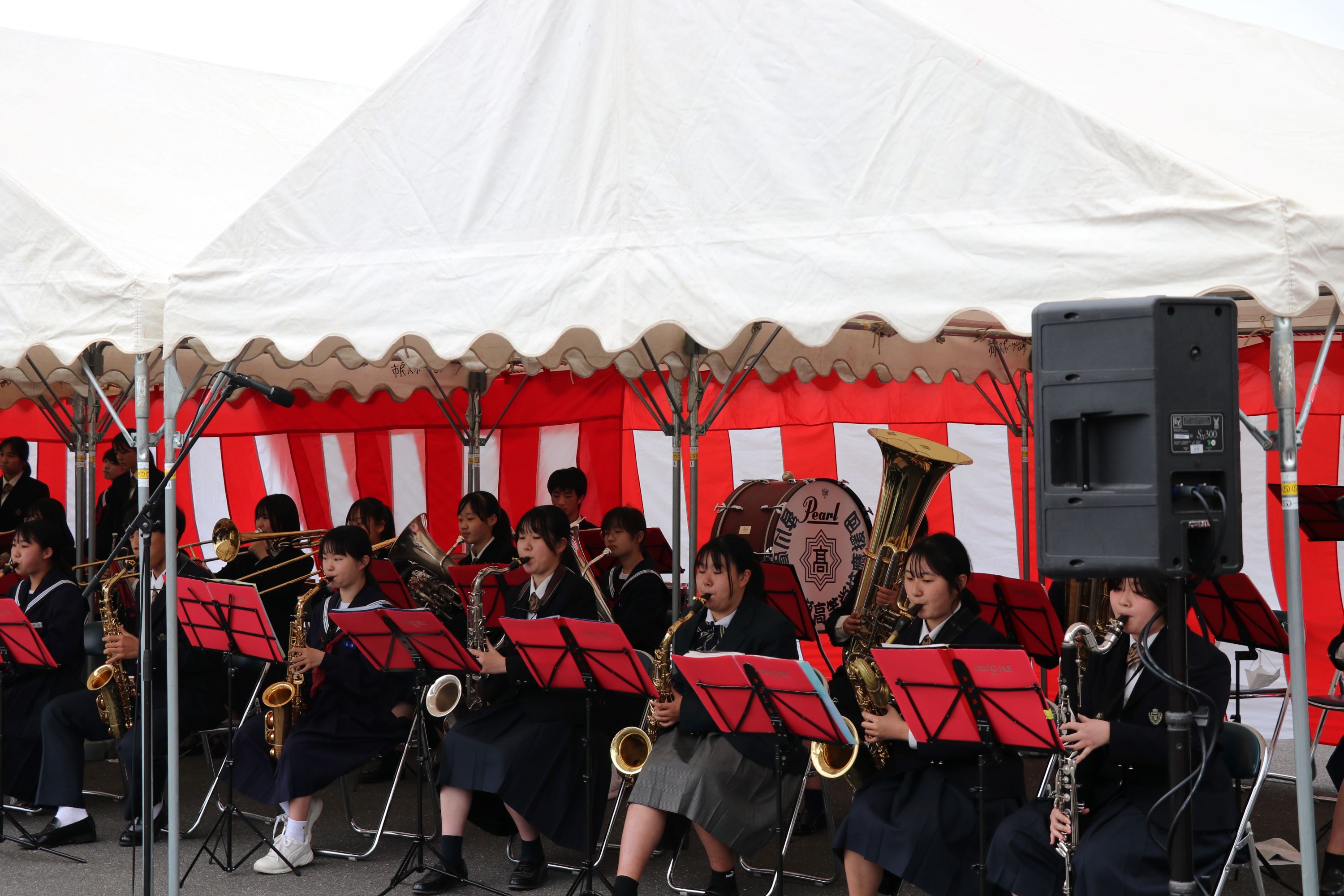 地元中高の吹奏楽部が演奏している様子