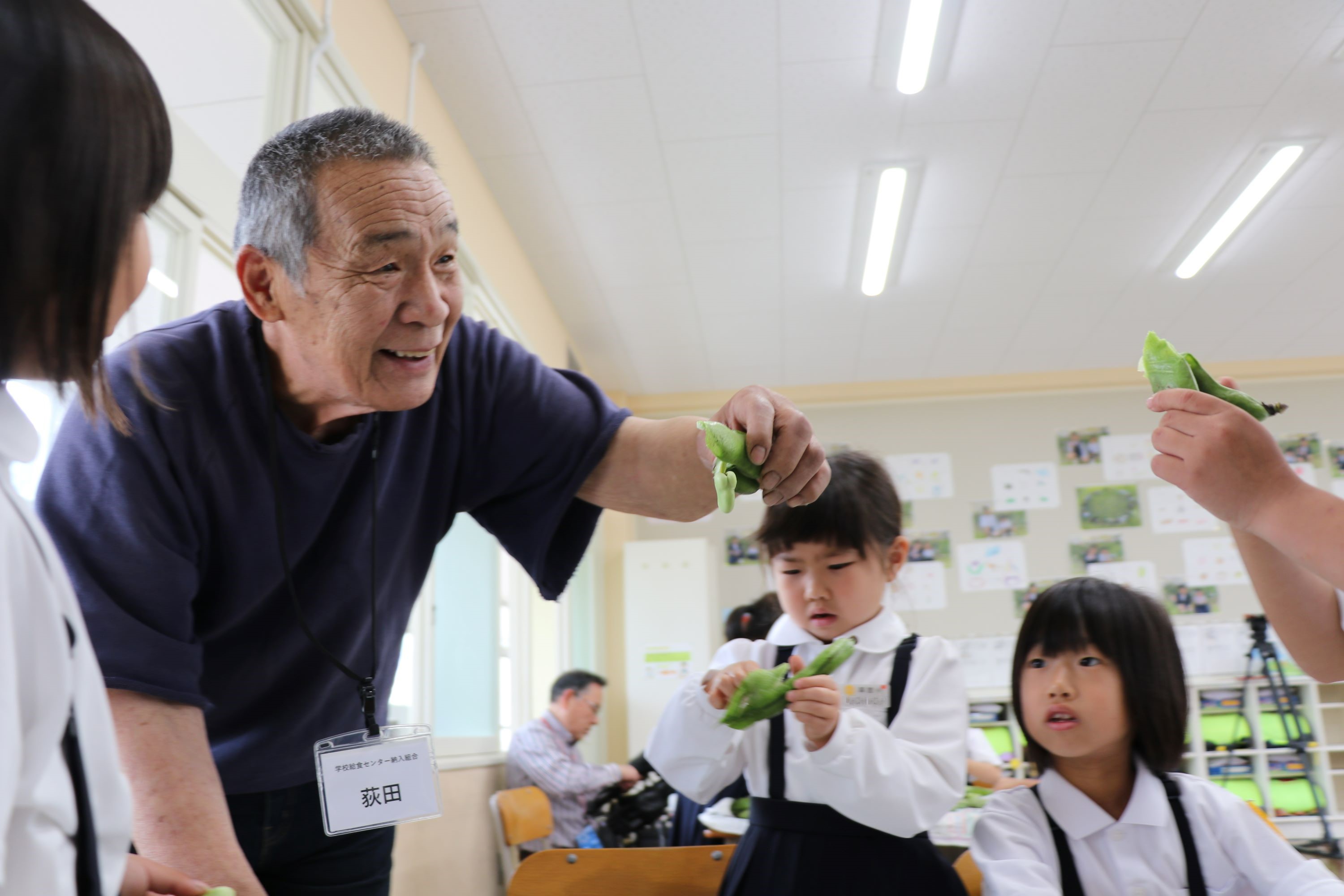 荻田さんと児童の様子