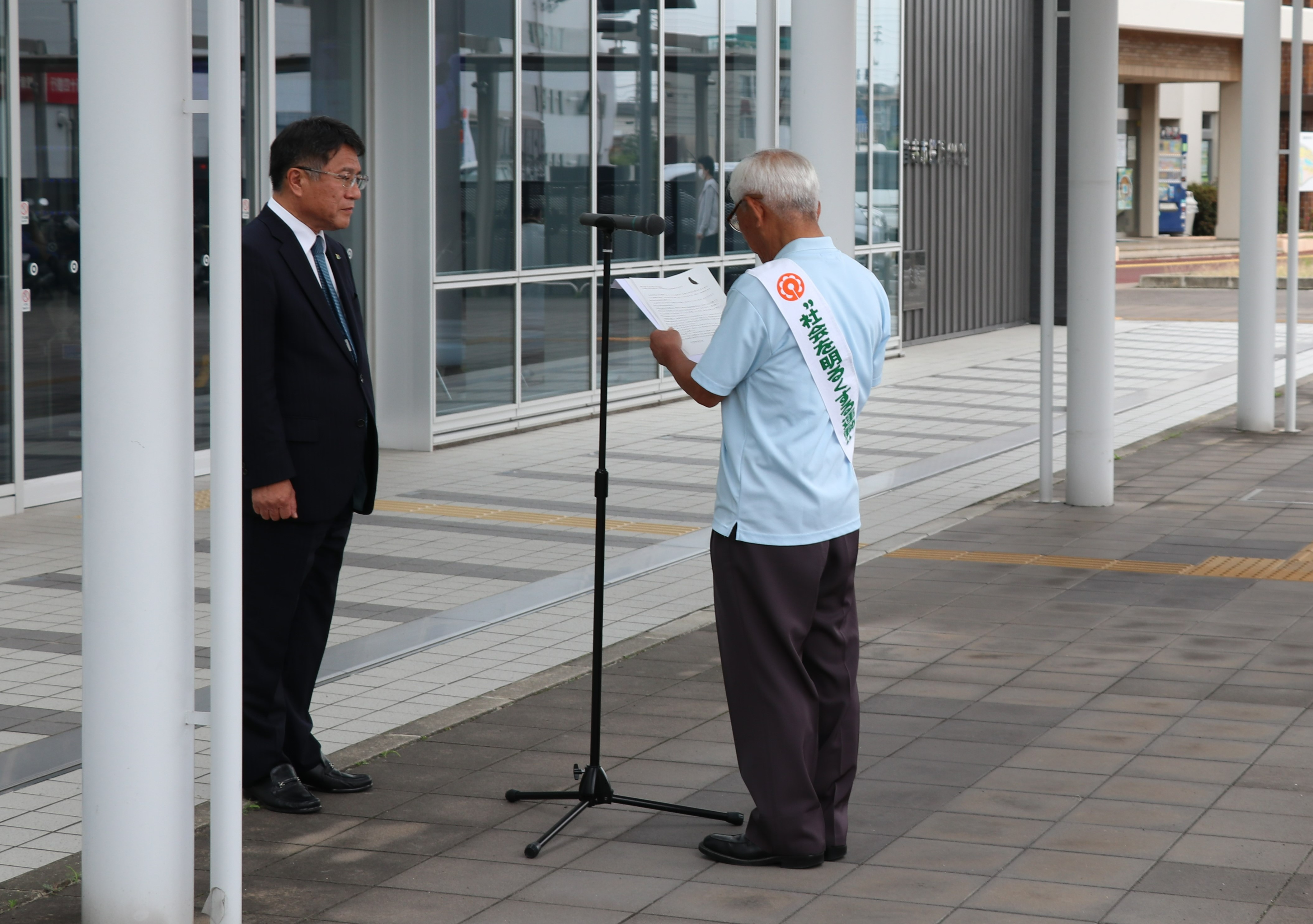 総理大臣メッセージを副市長に伝達している様子