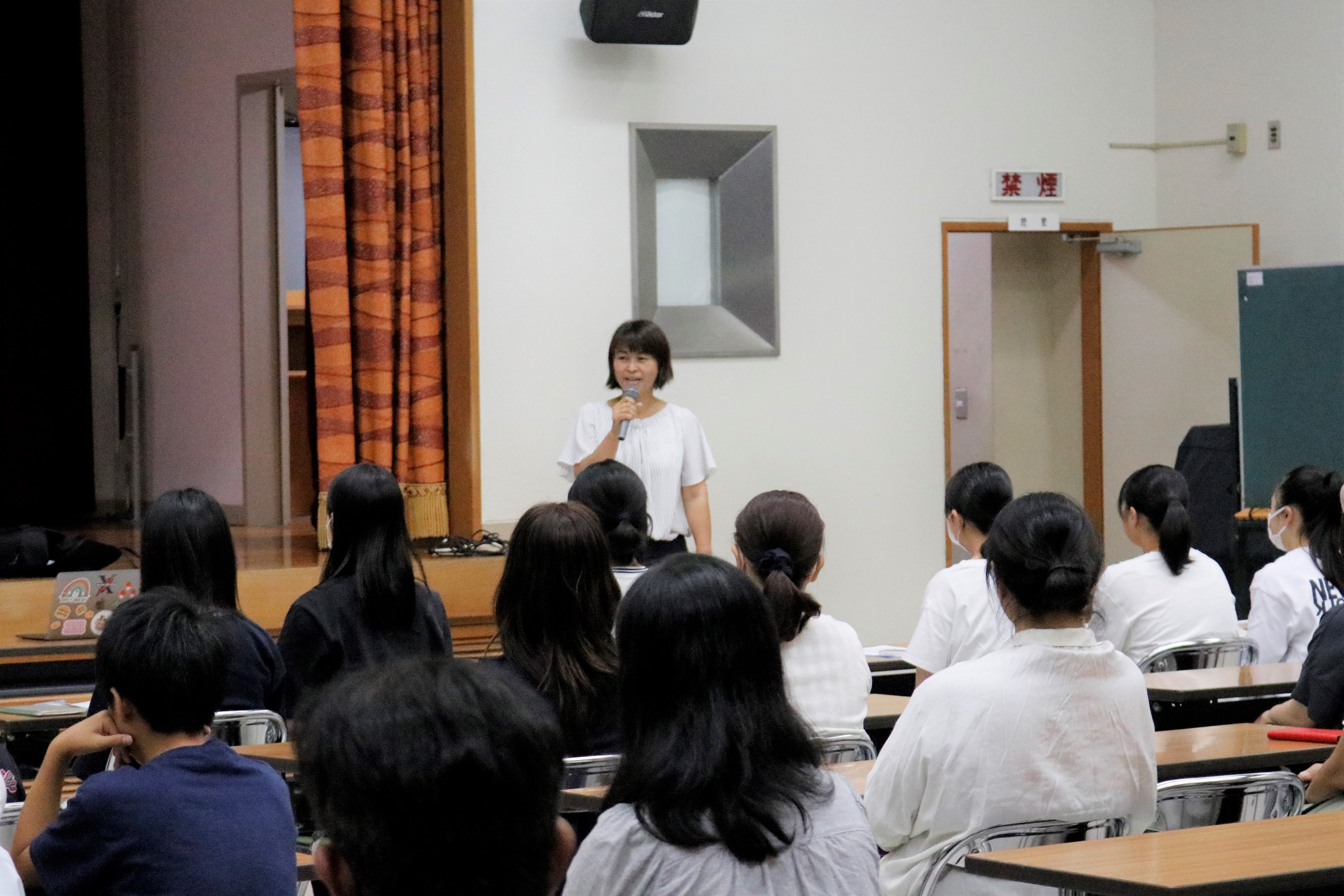 観音寺市国際交流協会の小西会長発表の様子