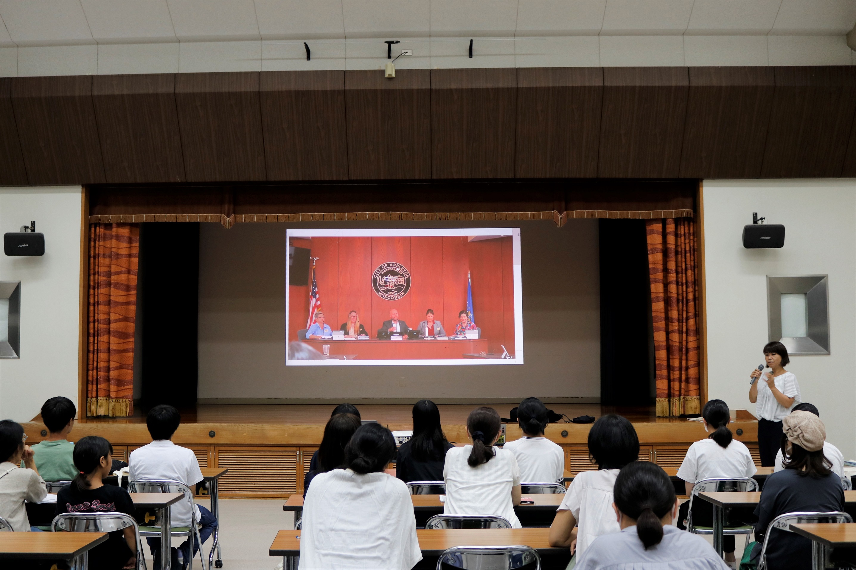 観音寺市国際交流協会の小西会長発表の様子