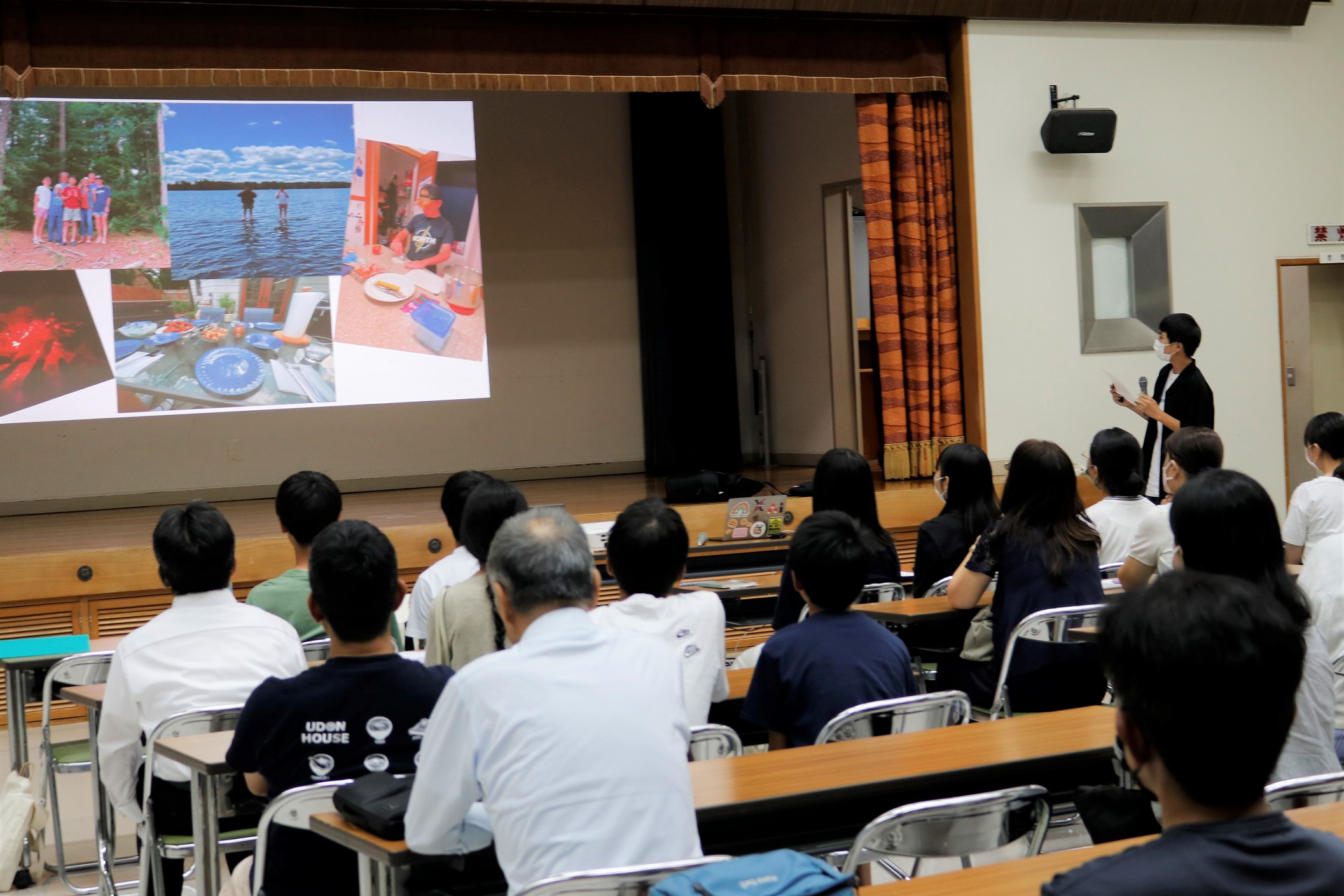 帰国報告をする学生の様子