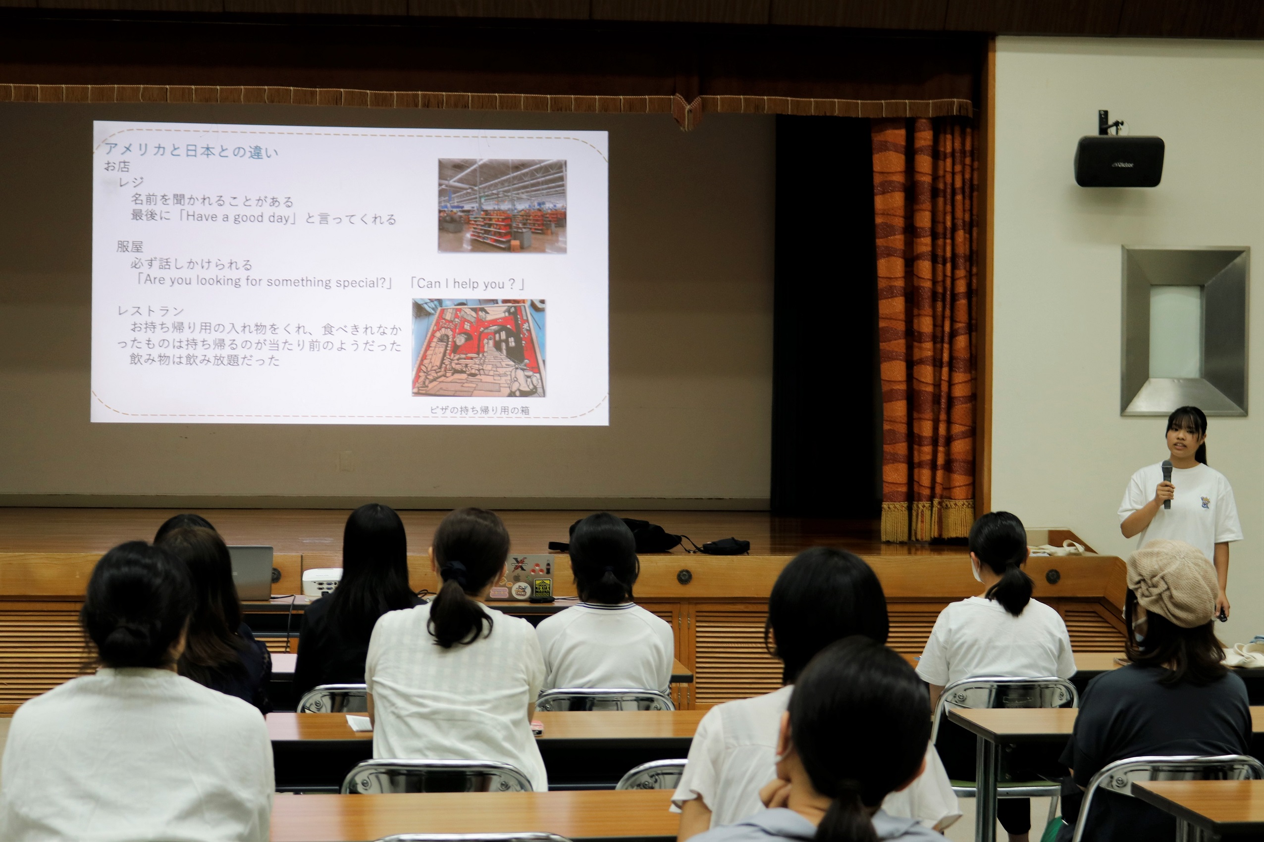 帰国報告をする学生の様子