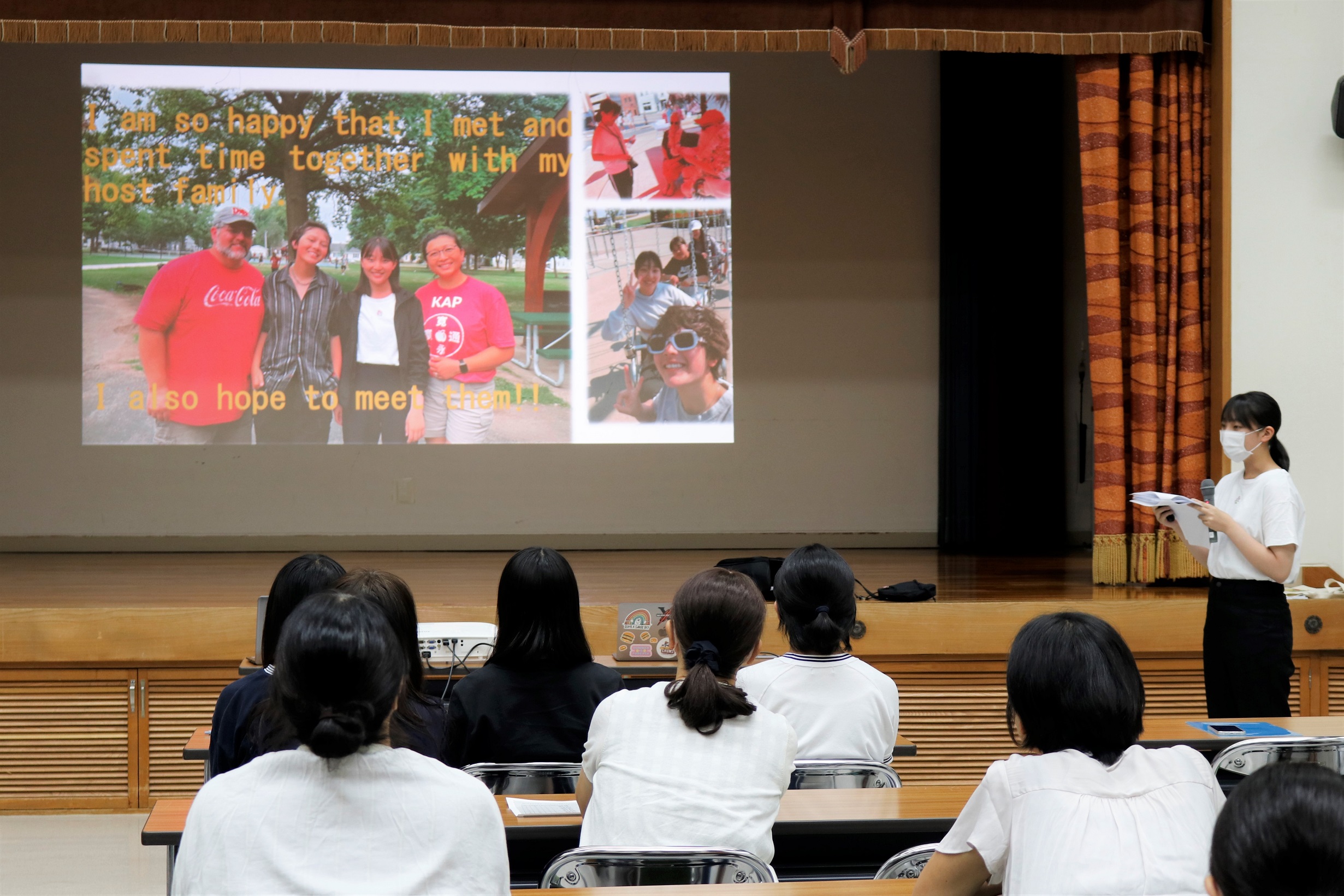 帰国報告をする学生の様子