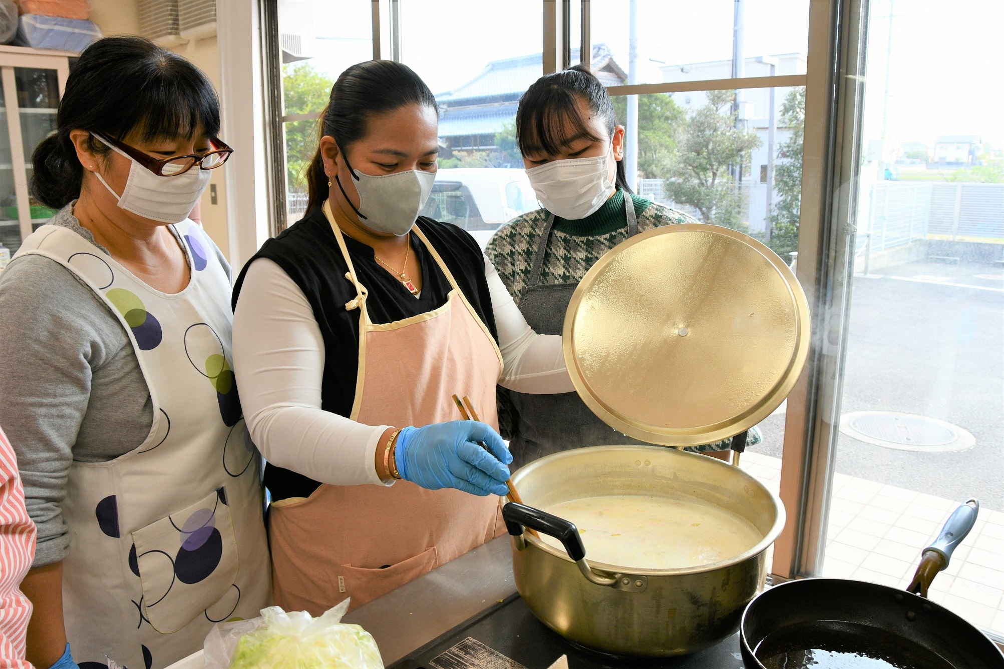 お国自慢料理大会での調理の様子