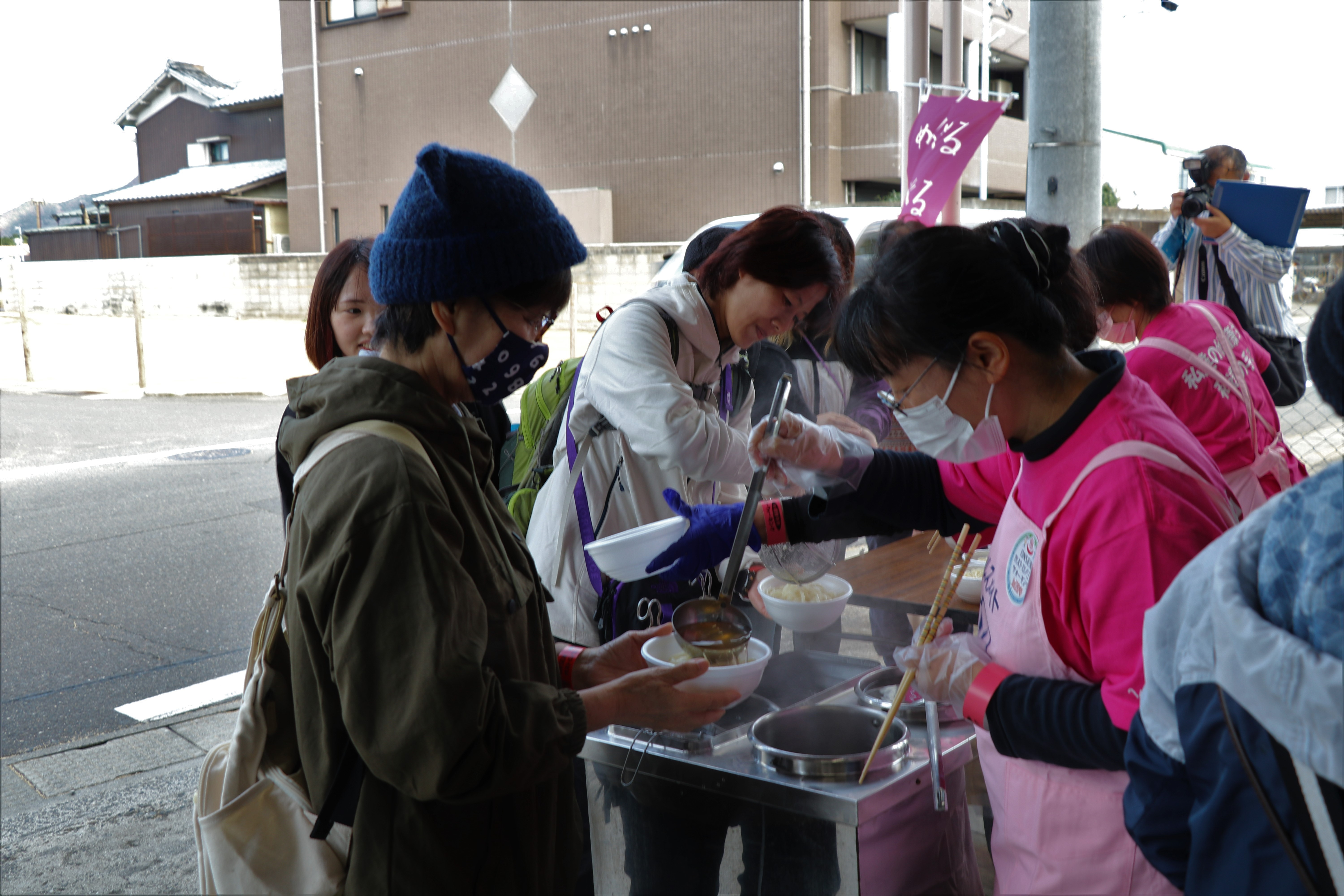 参加者がうどんをもらっている様子