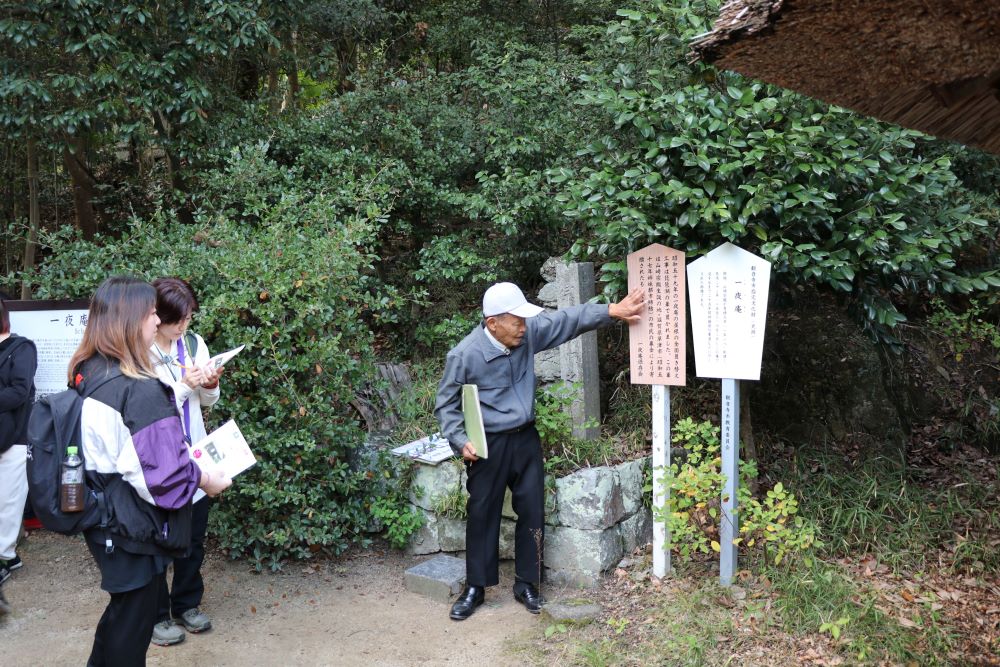 一夜庵で先生が説明している様子