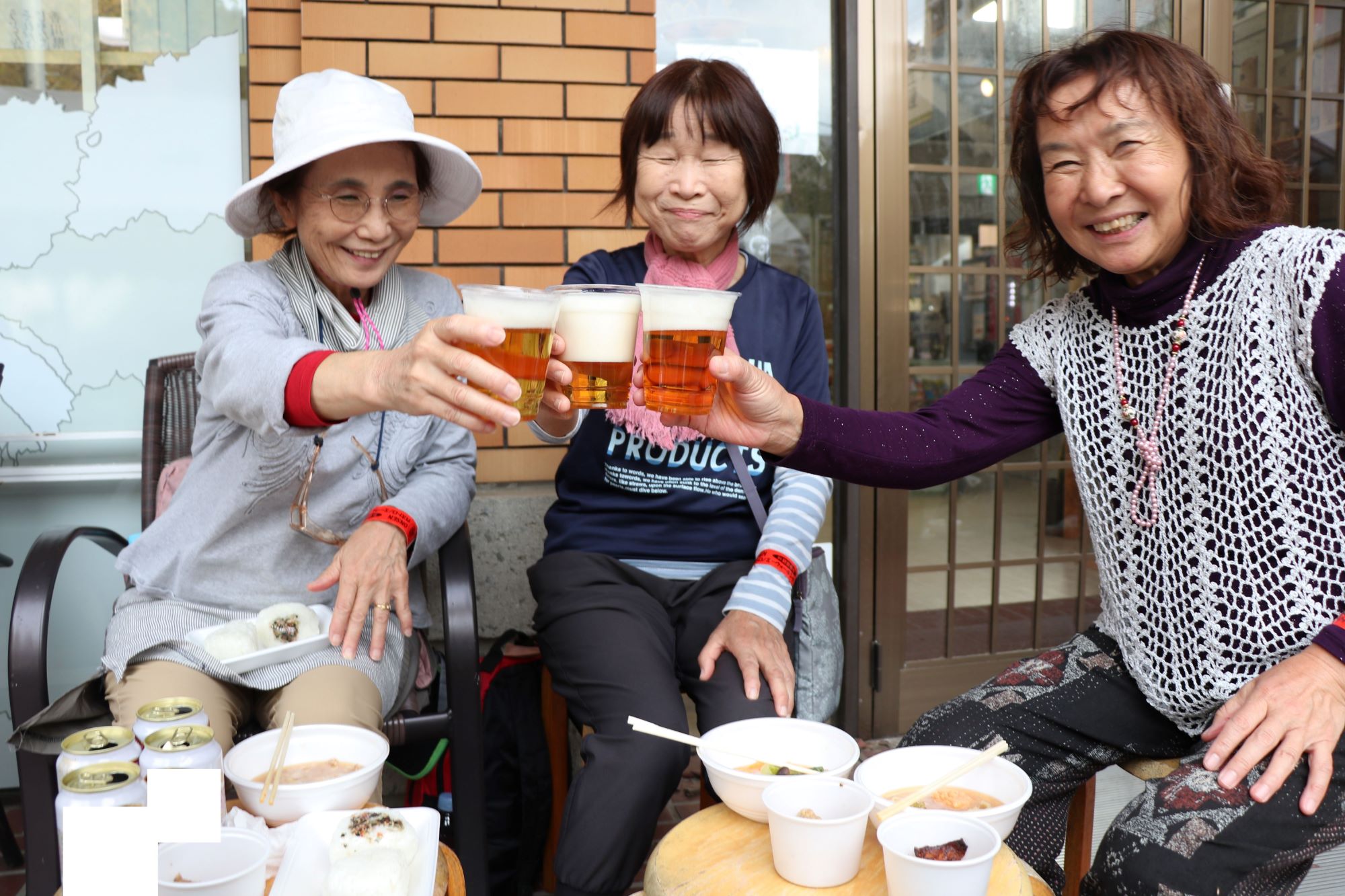 ゴール後に、地元の特産品を味わっている様子