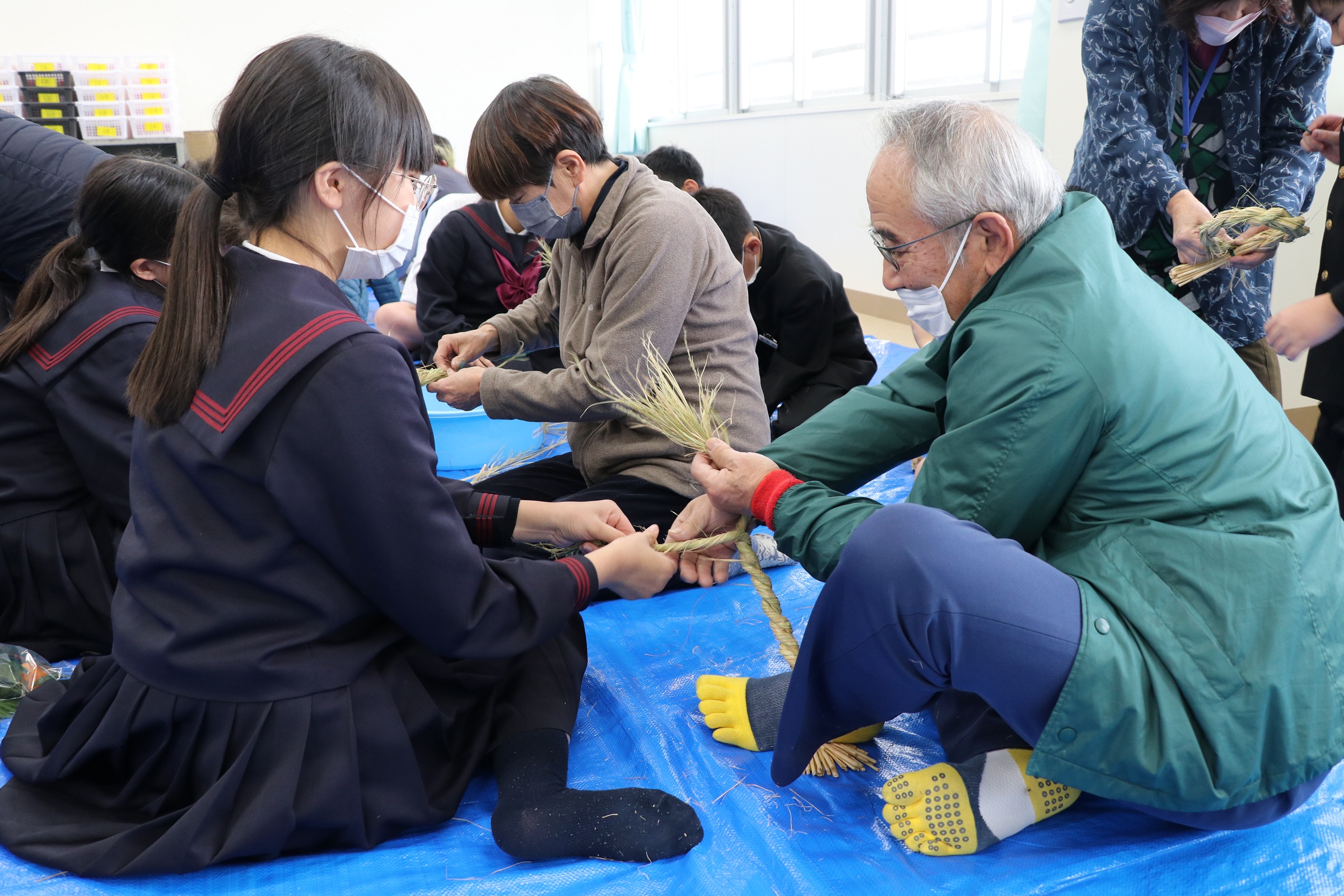 縄をなう様子の写真