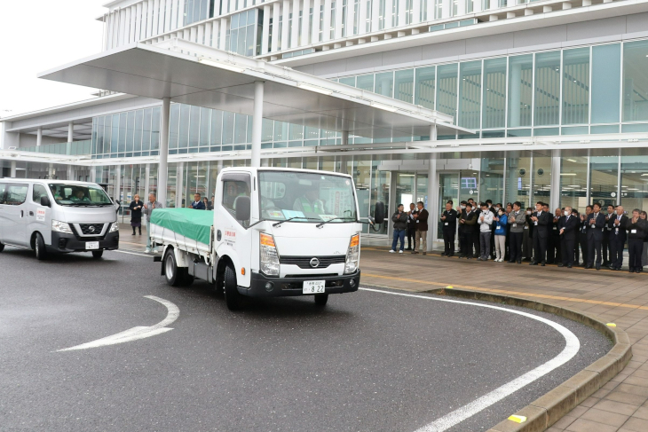 市役所前を車で出発する様子