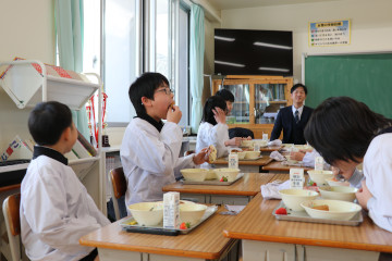 児童がおいしそうに給食を食べている様子