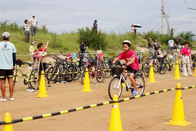 キッズトライアスロン大会で自転車に乗っている写真