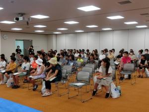 キッズトライアスロン説明会で説明を受けている写真