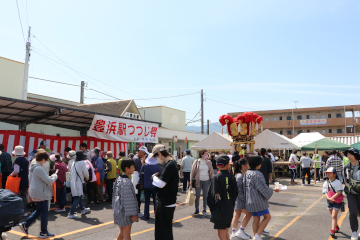 たくさんの人でにぎわうJR豊浜駅前広場