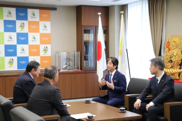 表彰されたことについて思いを語る三浦聖人代表取締役社長
