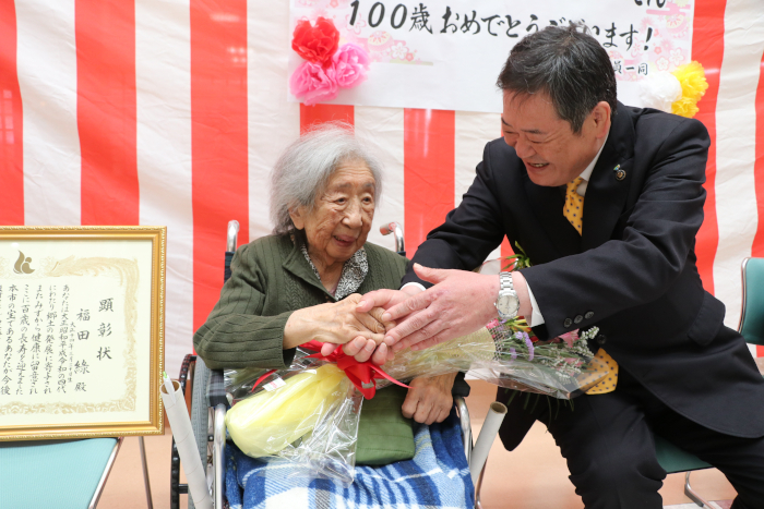 市長と握手