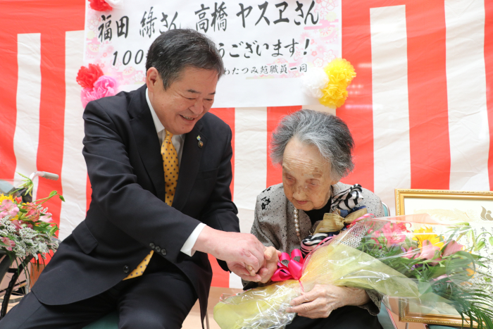 市長と握手