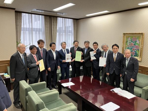 市長が財務省事務次官に要望書を提出している