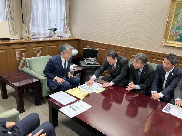 市長が財務省事務次官に要望書を提出している