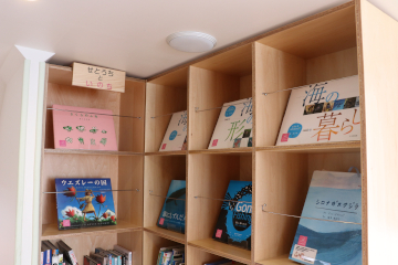 海に関する本が並ぶ図書館船内の本棚