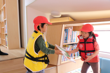 図書館船の中で本を渡し合う子どもたち