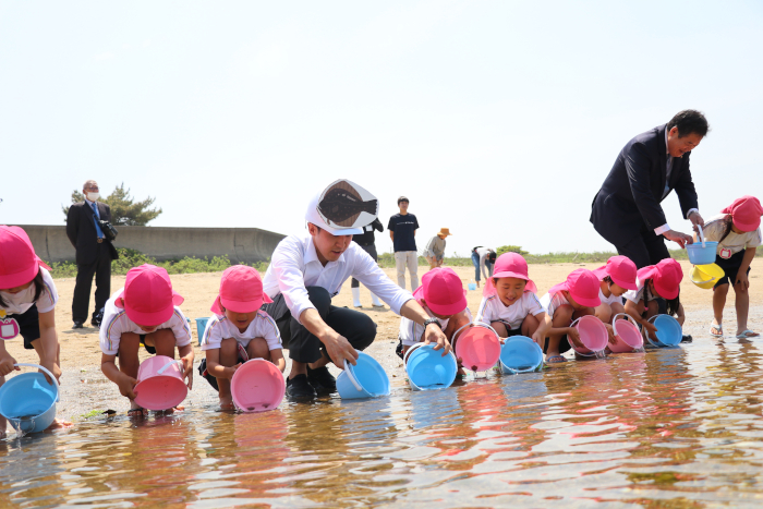 優しく海へ放流