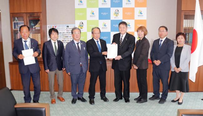 【写真】政策提言書提出時（市長・議長等）
