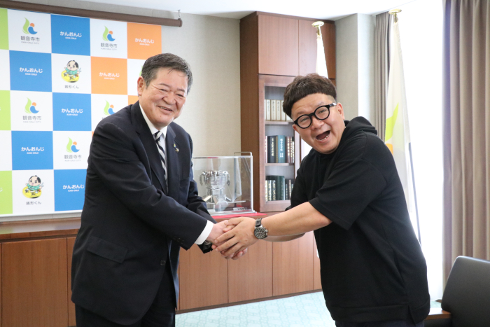 市長とたいぞうさんが握手