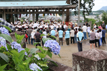 粟井神社の広場で演奏する観音寺第一高等学校吹奏楽部