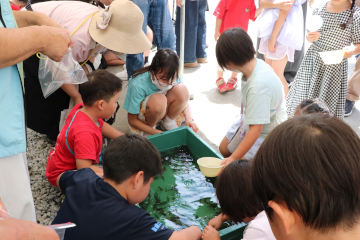 金魚すくいをする子どもたち