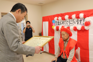 高橋正澄さんへ顕彰状を読み上げる佐伯市長