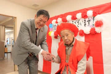 握手をする佐伯市長と高橋正澄さん