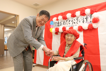 握手をする佐伯市長と大麻薫さん