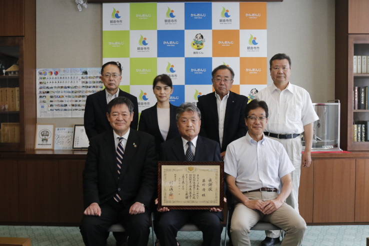 感謝状を持つ藤村清さんと佐伯市長、方健児支局長、市の行政相談委員の皆さん